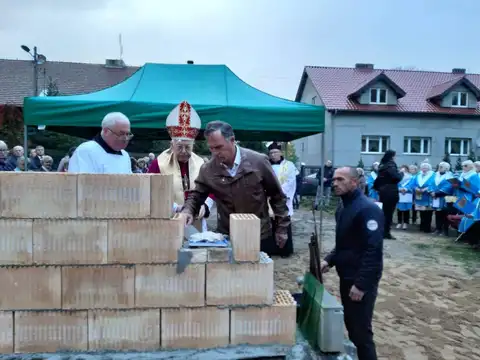 2019.10.17 – Poświęcenie kamienia węgielnego kościoła w Grabiku – zdjęcie 70