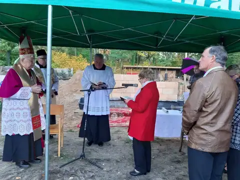 2019.10.17 – Poświęcenie kamienia węgielnego kościoła w Grabiku – zdjęcie 34