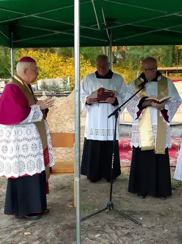 2019.10.17 – Poświęcenie kamienia węgielnego kościoła w Grabiku – zdjęcie 37