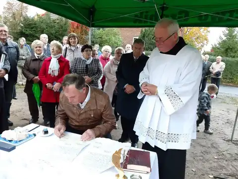 2019.10.17 – Poświęcenie kamienia węgielnego kościoła w Grabiku – zdjęcie 53