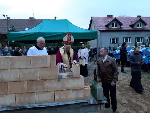 2019.10.17 – Poświęcenie kamienia węgielnego kościoła w Grabiku – zdjęcie 66