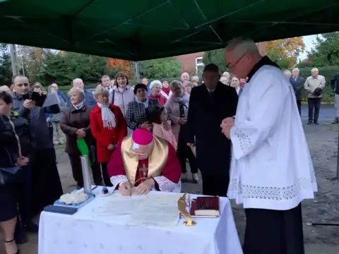 2019.10.17 – Poświęcenie kamienia węgielnego kościoła w Grabiku – zdjęcie 48