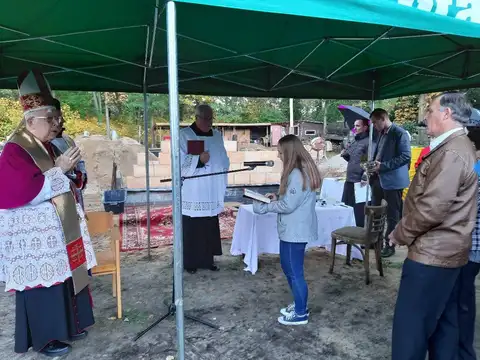 2019.10.17 – Poświęcenie kamienia węgielnego kościoła w Grabiku – zdjęcie 35