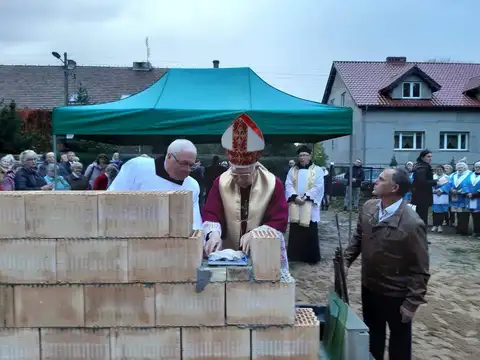 2019.10.17 – Poświęcenie kamienia węgielnego kościoła w Grabiku – zdjęcie 26
