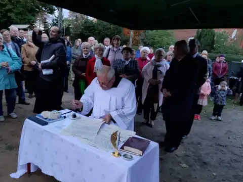 2019.10.17 – Poświęcenie kamienia węgielnego kościoła w Grabiku – zdjęcie 50