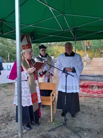 2019.10.17 – Poświęcenie kamienia węgielnego kościoła w Grabiku – zdjęcie 33