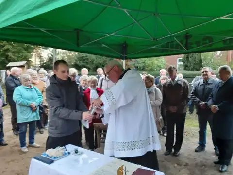 2019.10.17 – Poświęcenie kamienia węgielnego kościoła w Grabiku – zdjęcie 57