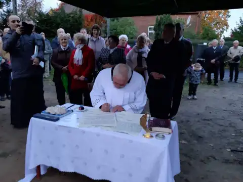 2019.10.17 – Poświęcenie kamienia węgielnego kościoła w Grabiku – zdjęcie 51