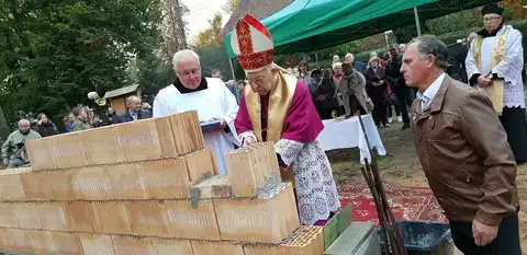2019.10.17 – Poświęcenie kamienia węgielnego kościoła w Grabiku – zdjęcie 63