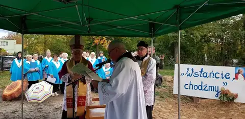 2019.10.17 – Poświęcenie kamienia węgielnego kościoła w Grabiku – zdjęcie 45