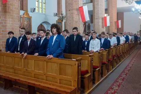2024.05.24 – Bierzmowanie młodzieży z Dekanatu Żary – zdjęcie 237