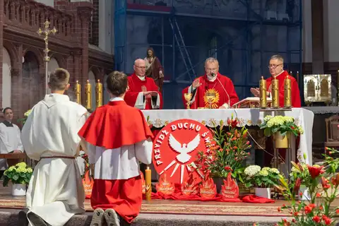 2024.05.24 – Bierzmowanie młodzieży z Dekanatu Żary – zdjęcie 219