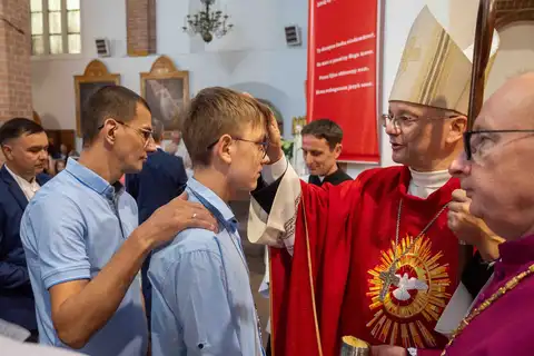 2024.05.24 – Bierzmowanie młodzieży z Dekanatu Żary – zdjęcie 186