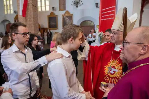 2024.05.24 – Bierzmowanie młodzieży z Dekanatu Żary – zdjęcie 131