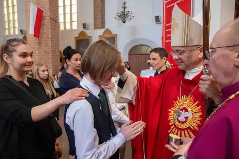 2024.05.24 – Bierzmowanie młodzieży z Dekanatu Żary – zdjęcie 125