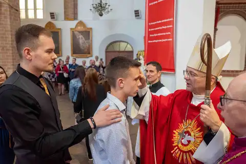 2024.05.24 – Bierzmowanie młodzieży z Dekanatu Żary – zdjęcie 97