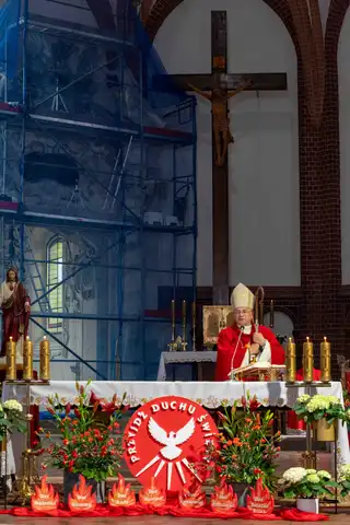 2024.05.24 – Bierzmowanie młodzieży z Dekanatu Żary – zdjęcie 34