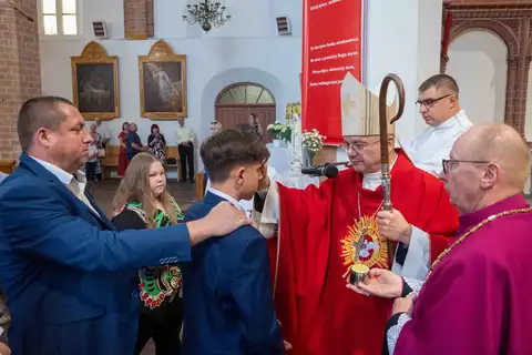 2024.05.24 – Bierzmowanie młodzieży z Dekanatu Żary – zdjęcie 71