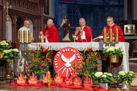2024.05.24 – Bierzmowanie młodzieży z Dekanatu Żary – zdjęcie 208