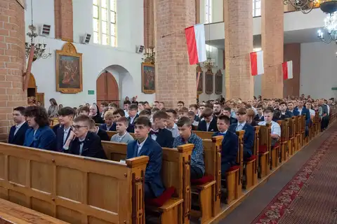 2024.05.24 – Bierzmowanie młodzieży z Dekanatu Żary – zdjęcie 36