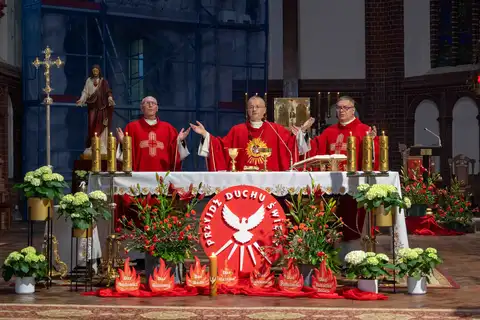 2024.05.24 – Bierzmowanie młodzieży z Dekanatu Żary – zdjęcie 234