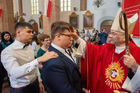 2024.05.24 – Bierzmowanie młodzieży z Dekanatu Żary – zdjęcie 115