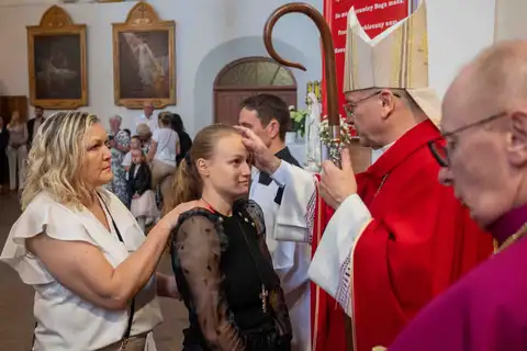 2024.05.24 – Bierzmowanie młodzieży z Dekanatu Żary – zdjęcie 138