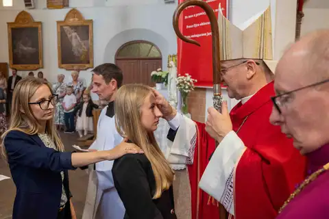 2024.05.24 – Bierzmowanie młodzieży z Dekanatu Żary – zdjęcie 128