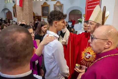 2024.05.24 – Bierzmowanie młodzieży z Dekanatu Żary – zdjęcie 177