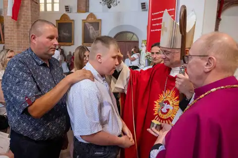 2024.05.24 – Bierzmowanie młodzieży z Dekanatu Żary – zdjęcie 135