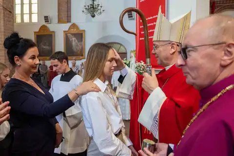 2024.05.24 – Bierzmowanie młodzieży z Dekanatu Żary – zdjęcie 126