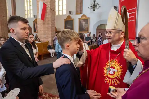 2024.05.24 – Bierzmowanie młodzieży z Dekanatu Żary – zdjęcie 111