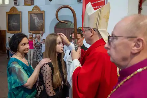2024.05.24 – Bierzmowanie młodzieży z Dekanatu Żary – zdjęcie 172
