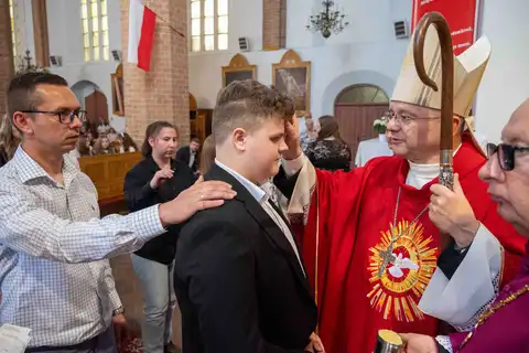 2024.05.24 – Bierzmowanie młodzieży z Dekanatu Żary – zdjęcie 155