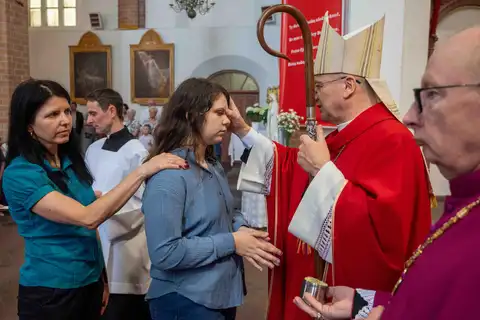 2024.05.24 – Bierzmowanie młodzieży z Dekanatu Żary – zdjęcie 118
