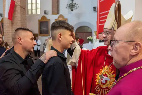 2024.05.24 – Bierzmowanie młodzieży z Dekanatu Żary – zdjęcie 175