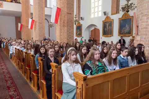 2024.05.24 – Bierzmowanie młodzieży z Dekanatu Żary – zdjęcie 37