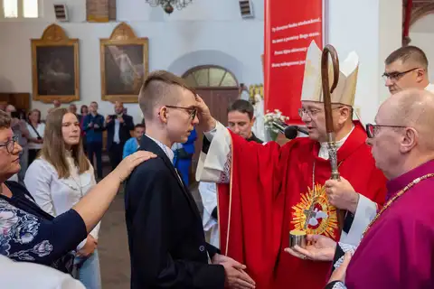 2024.05.24 – Bierzmowanie młodzieży z Dekanatu Żary – zdjęcie 73
