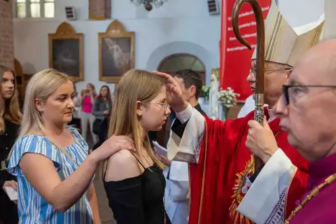 2024.05.24 – Bierzmowanie młodzieży z Dekanatu Żary – zdjęcie 168