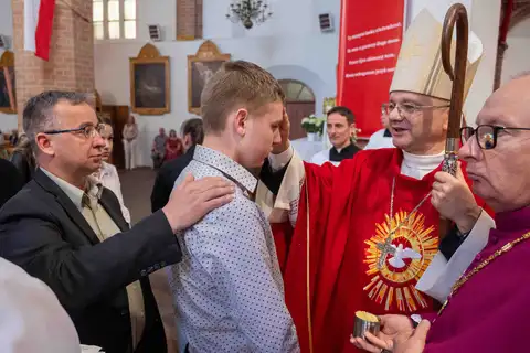 2024.05.24 – Bierzmowanie młodzieży z Dekanatu Żary – zdjęcie 157