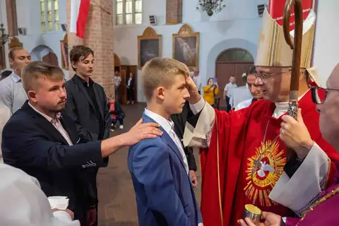2024.05.24 – Bierzmowanie młodzieży z Dekanatu Żary – zdjęcie 189