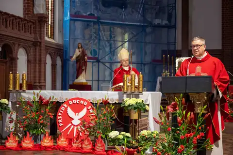2024.05.24 – Bierzmowanie młodzieży z Dekanatu Żary – zdjęcie 32