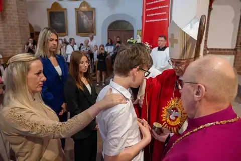 2024.05.24 – Bierzmowanie młodzieży z Dekanatu Żary – zdjęcie 182