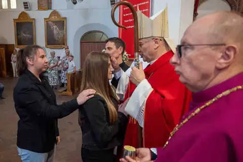 2024.05.24 – Bierzmowanie młodzieży z Dekanatu Żary – zdjęcie 156