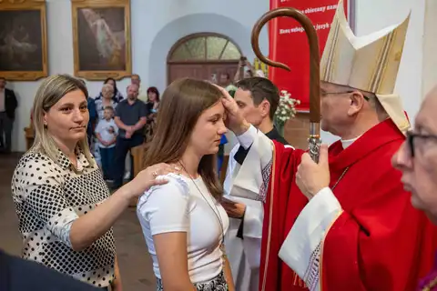 2024.05.24 – Bierzmowanie młodzieży z Dekanatu Żary – zdjęcie 100