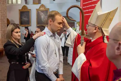 2024.05.24 – Bierzmowanie młodzieży z Dekanatu Żary – zdjęcie 192