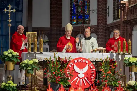 2024.05.24 – Bierzmowanie młodzieży z Dekanatu Żary – zdjęcie 3