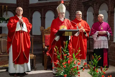 2024.05.24 – Bierzmowanie młodzieży z Dekanatu Żary – zdjęcie 252