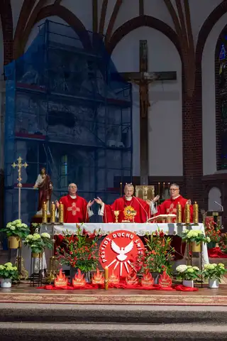 2024.05.24 – Bierzmowanie młodzieży z Dekanatu Żary – zdjęcie 235