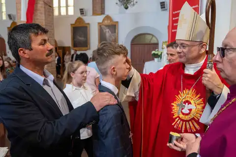 2024.05.24 – Bierzmowanie młodzieży z Dekanatu Żary – zdjęcie 143
